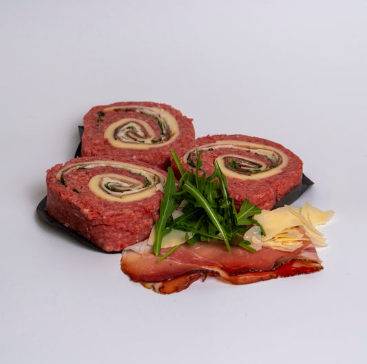 Fetta di polpettone di scottona con speck, rucola, provola e scaglie di parmigiano