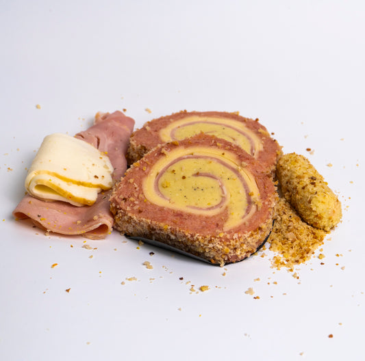 Fetta di polpettone di pollo con prosciutto crocchè di patate e provola