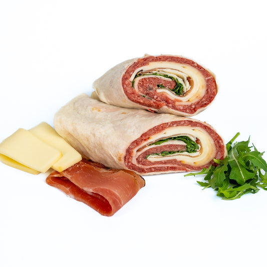 Piadina con carne di scottona, speck, rucola, scaglie di parmigiano e provola