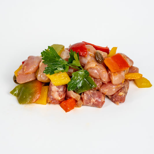 Peperonata di pollo con salsiccia mista e peperoni.